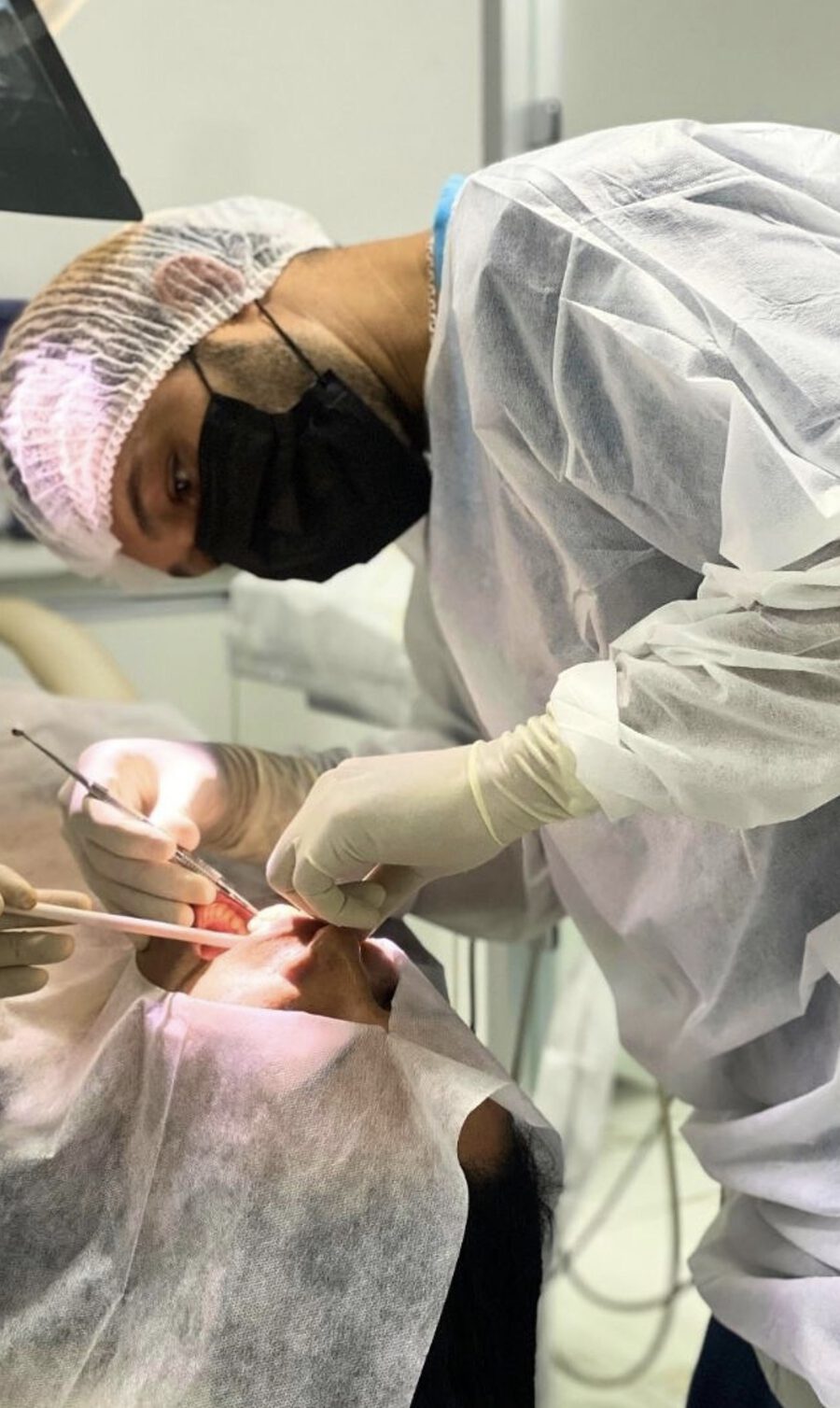 Dr. Elias França durante um atendimento